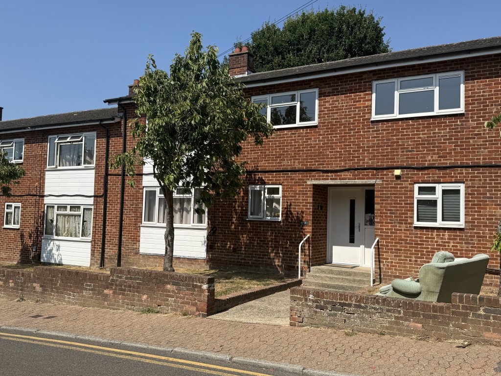 Lot: 135 - FLAT IN NEED OF IMPROVEMENT - View of Front of Flat in Need of Refurbishment